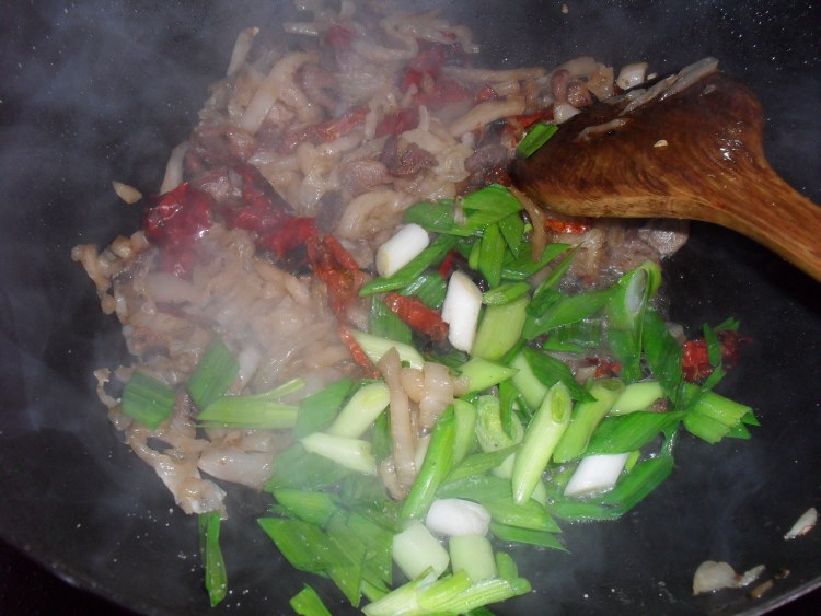 酸菜蒜苗炒肉步骤5