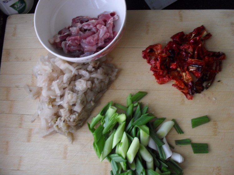 酸菜蒜苗炒肉步骤1