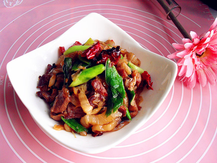 酸菜蒜苗炒肉步骤6