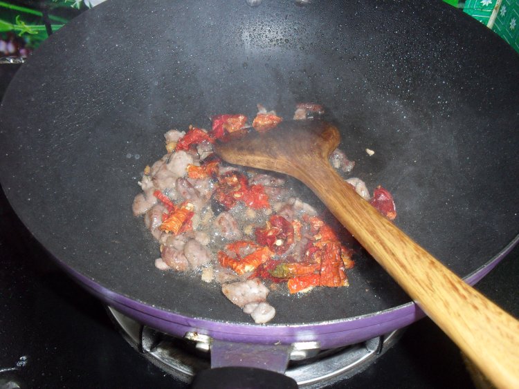 酸菜蒜苗炒肉步骤3
