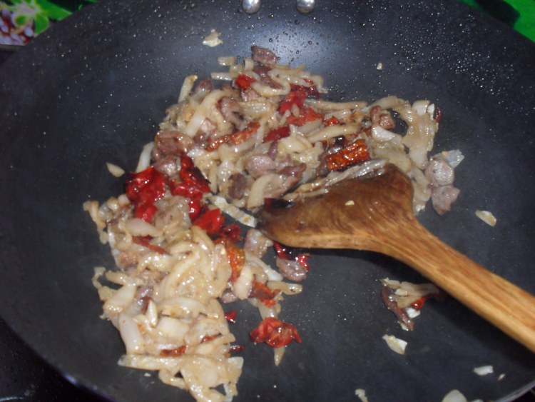 酸菜蒜苗炒肉步骤4