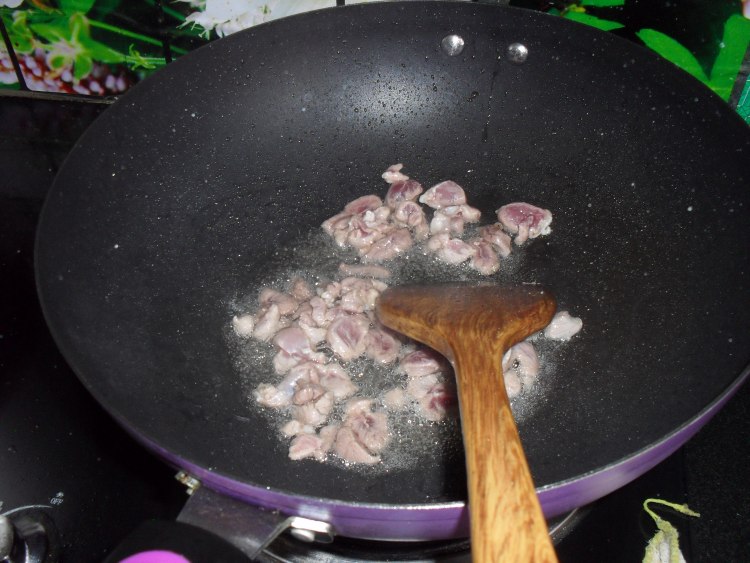酸菜蒜苗炒肉步骤2