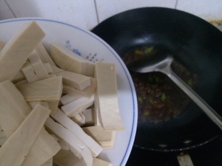 酱香豆腐炒肉步骤5