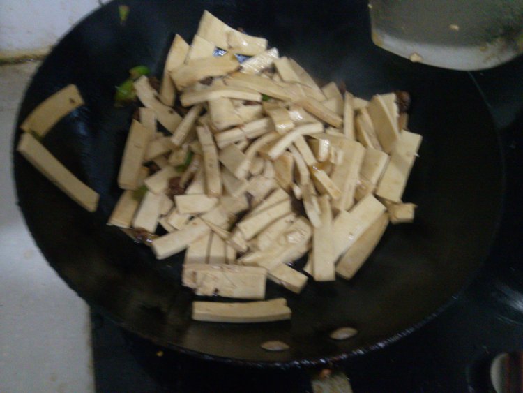 酱香豆腐炒肉步骤6