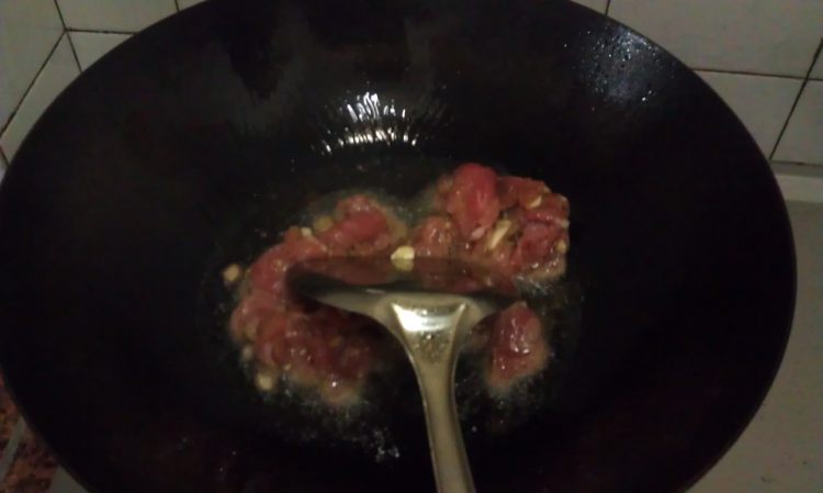 过油肉炒面片步骤8