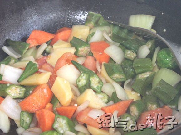 咖喱羊肉焖秋葵步骤7