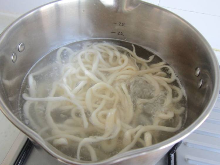 辣皮子滚肉拌面步骤8