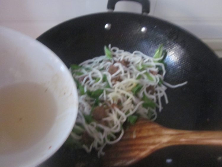 羊肉炒粉步骤4