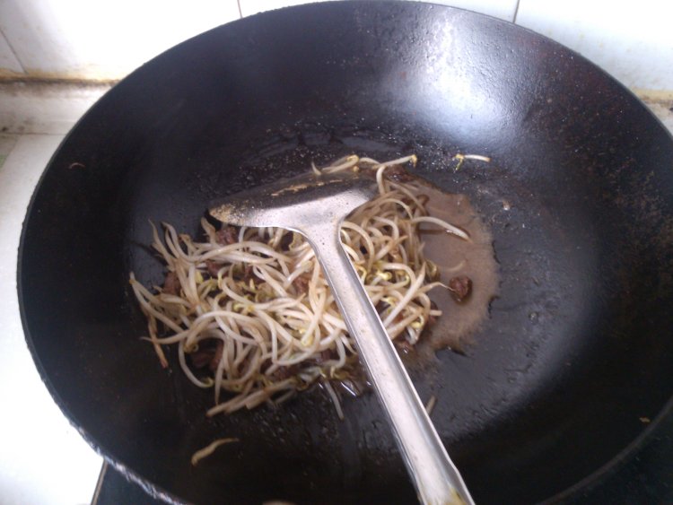 孜然羊肉炒豆芽步骤8