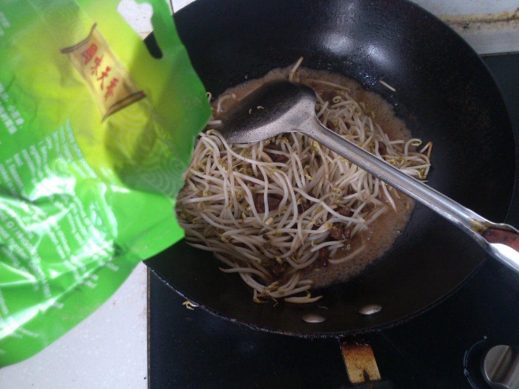 孜然羊肉炒豆芽步骤7