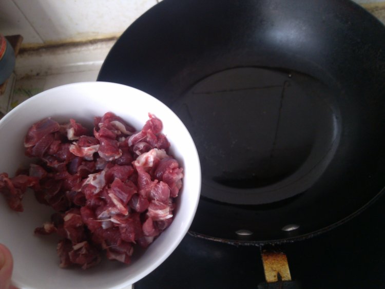 孜然羊肉炒豆芽步骤3