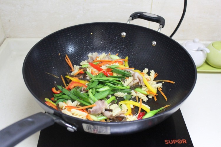 孜然羊肉炒意面步骤11