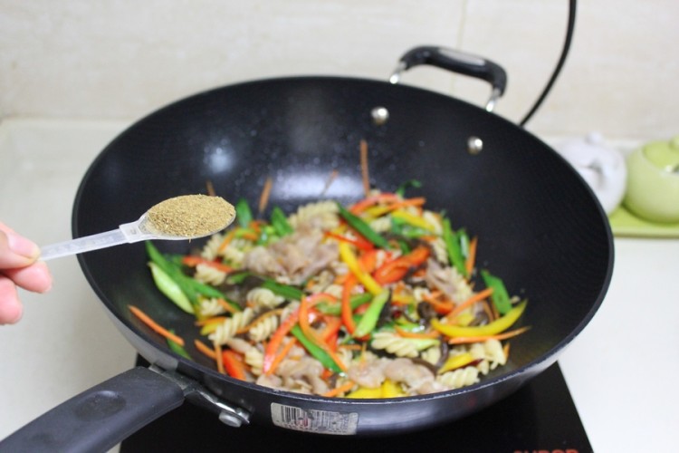 孜然羊肉炒意面步骤12