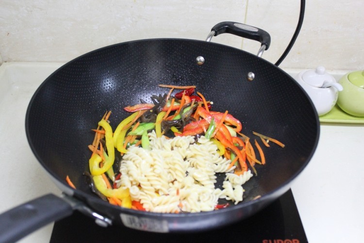 孜然羊肉炒意面步骤9