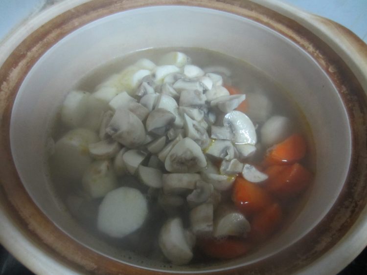山药蘑菇羊肉汤步骤6