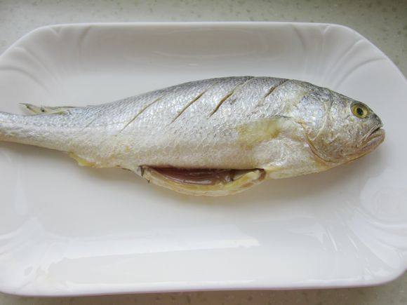 羊肉焖黄花鱼步骤2