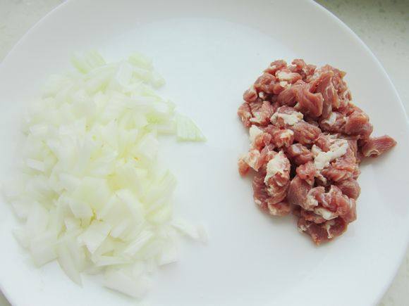 辣皮子滚肉菠菜面步骤4