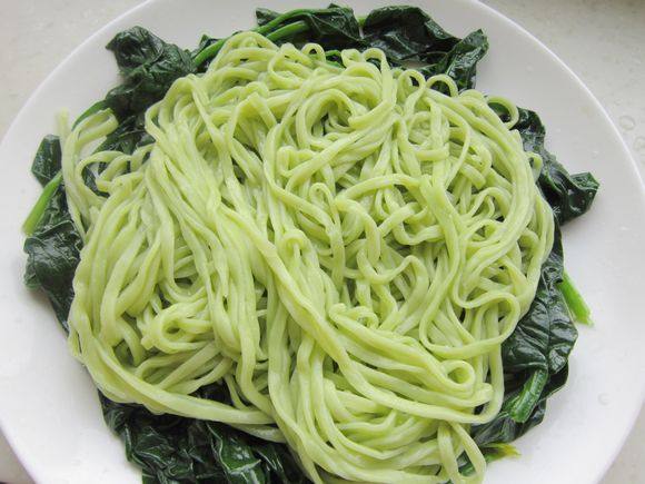 辣皮子滚肉菠菜面步骤16