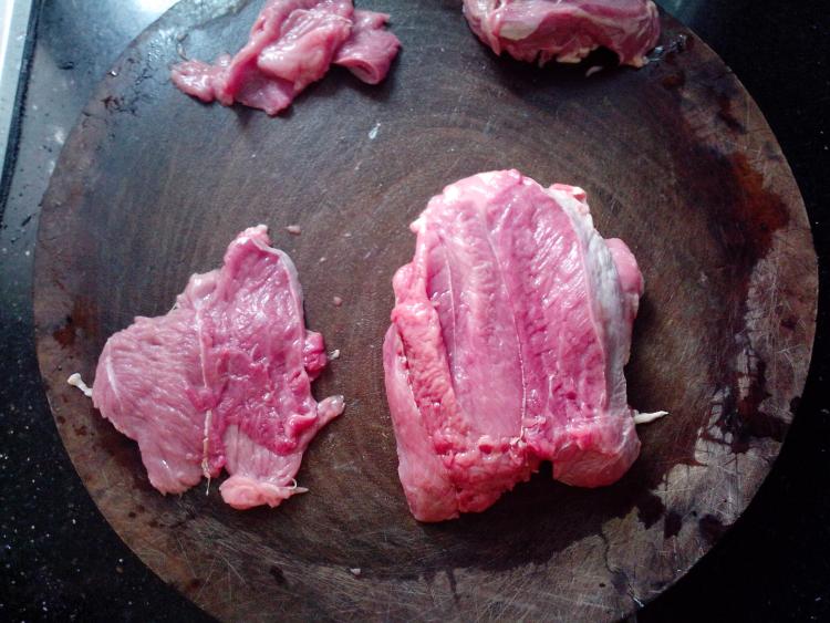 芹菜羊肉丝步骤1