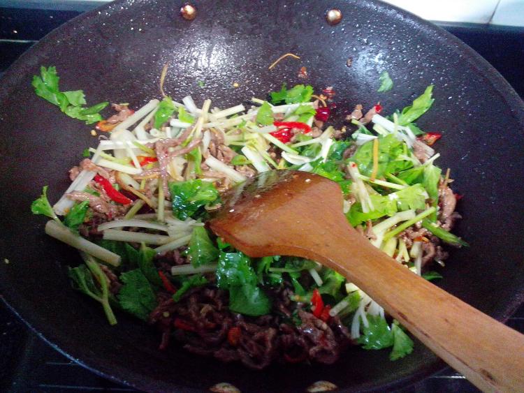 芹菜羊肉丝步骤9