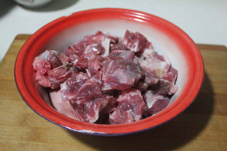麻辣羊肉步骤1
