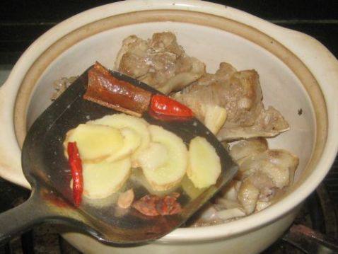 羊肉胡萝卜砂锅煲步骤4