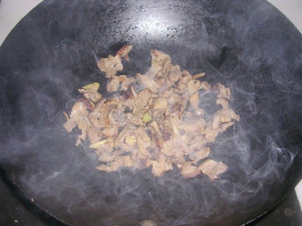 葱爆羊肉粉丝汤步骤2