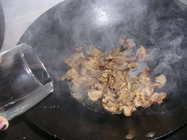 葱爆羊肉粉丝汤步骤3