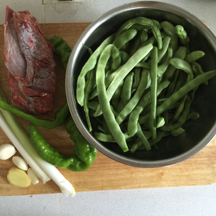 豆角牛肉焖面步骤1