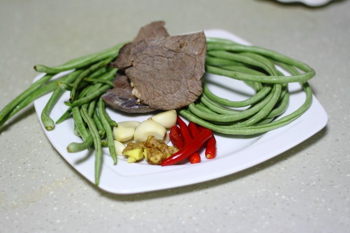 牛肉炒豇豆步骤1