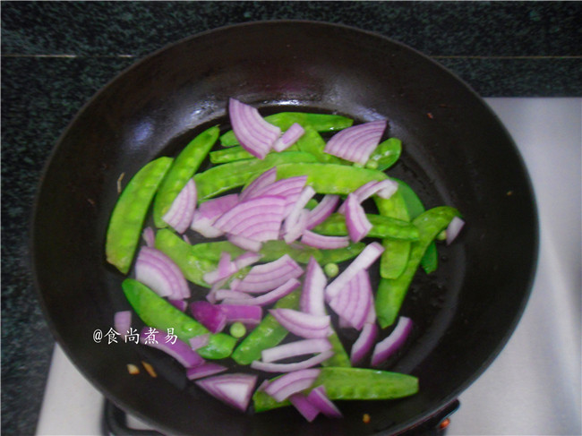 洋葱牛肉炒荷兰豆步骤5