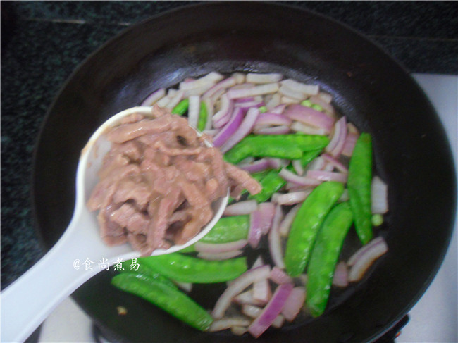 洋葱牛肉炒荷兰豆步骤7