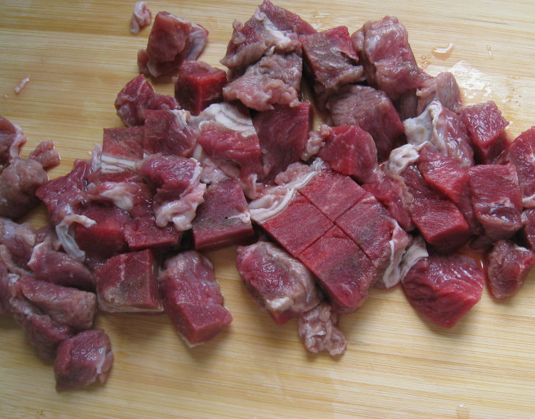 牛肉炖西红柿步骤1