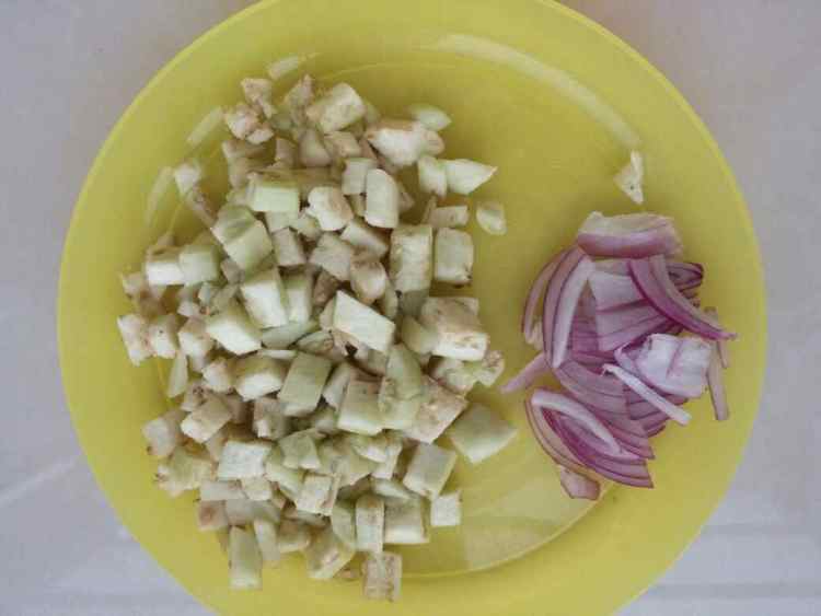茄丁牛肉炒面条步骤1