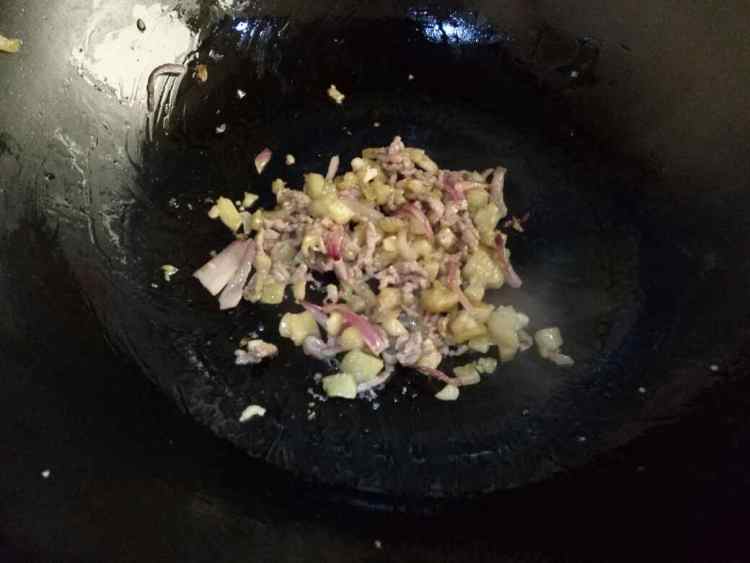 茄丁牛肉炒面条步骤5