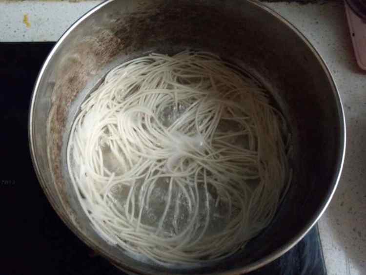 茄丁牛肉炒面条步骤3