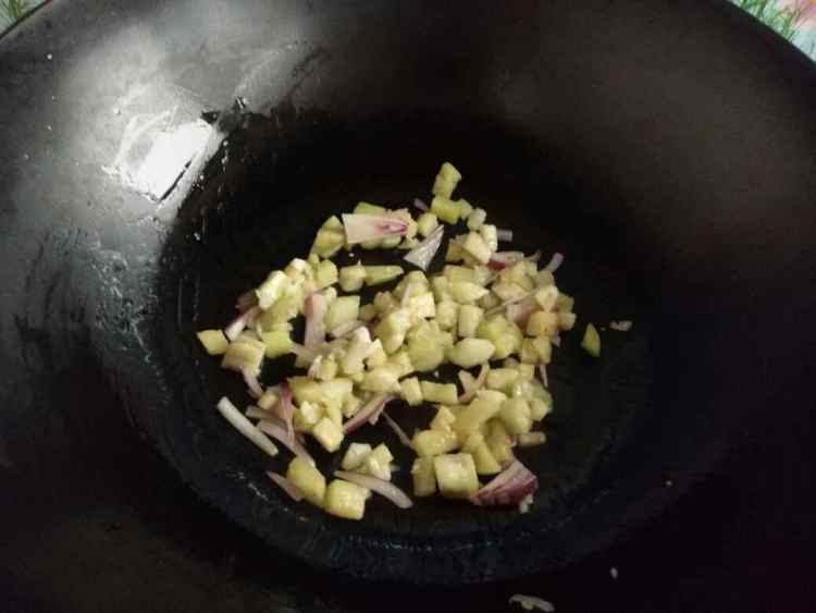 茄丁牛肉炒面条步骤4