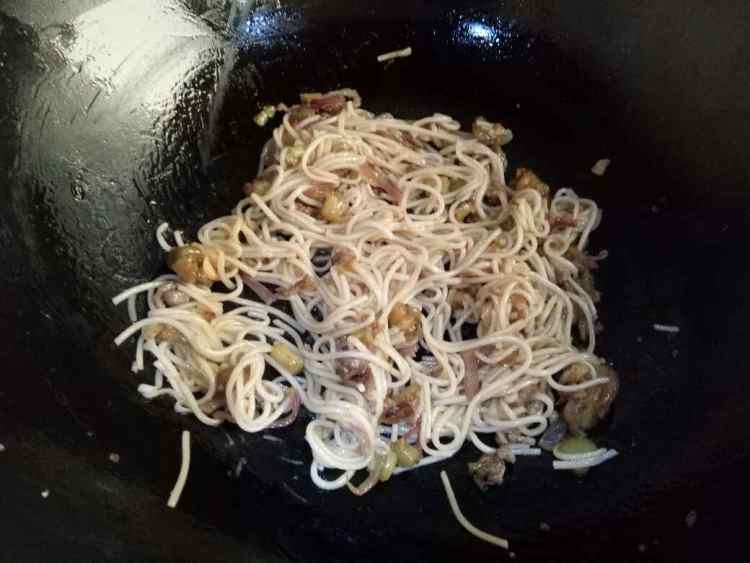 茄丁牛肉炒面条步骤6
