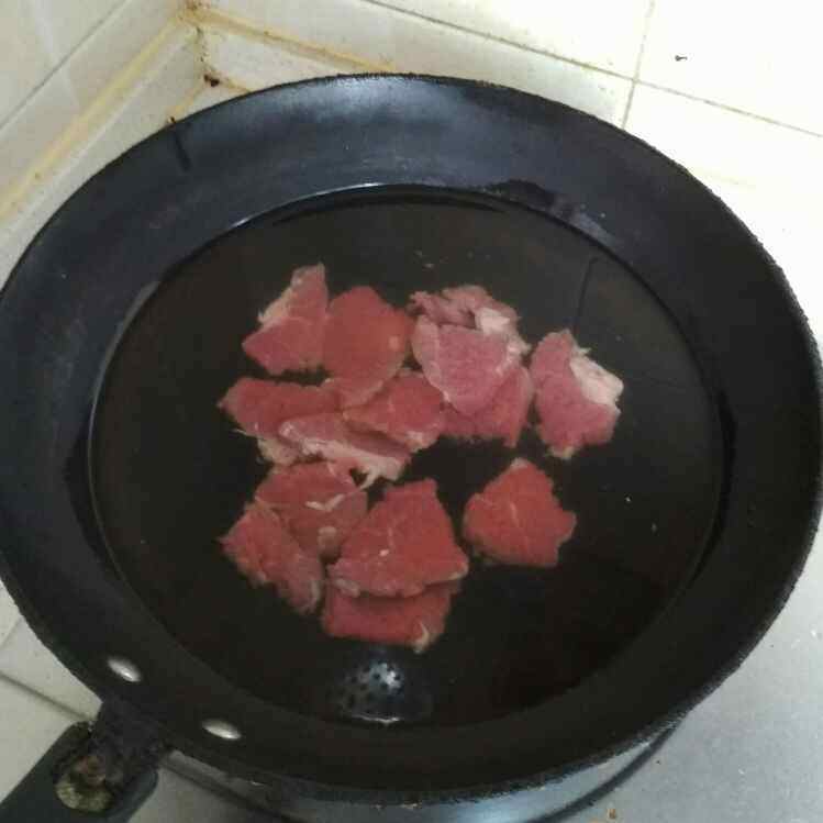牛肉柿子胡萝卜汤步骤3
