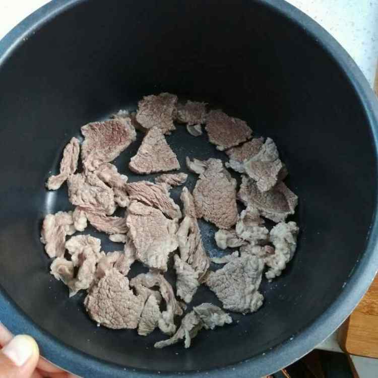 牛肉柿子胡萝卜汤步骤5