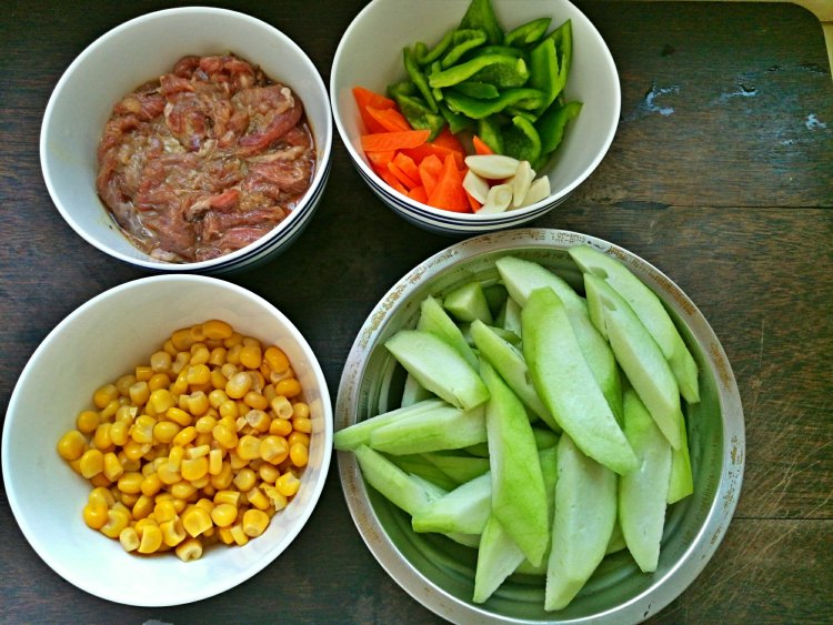 丝瓜玉米粒炒牛肉步骤1