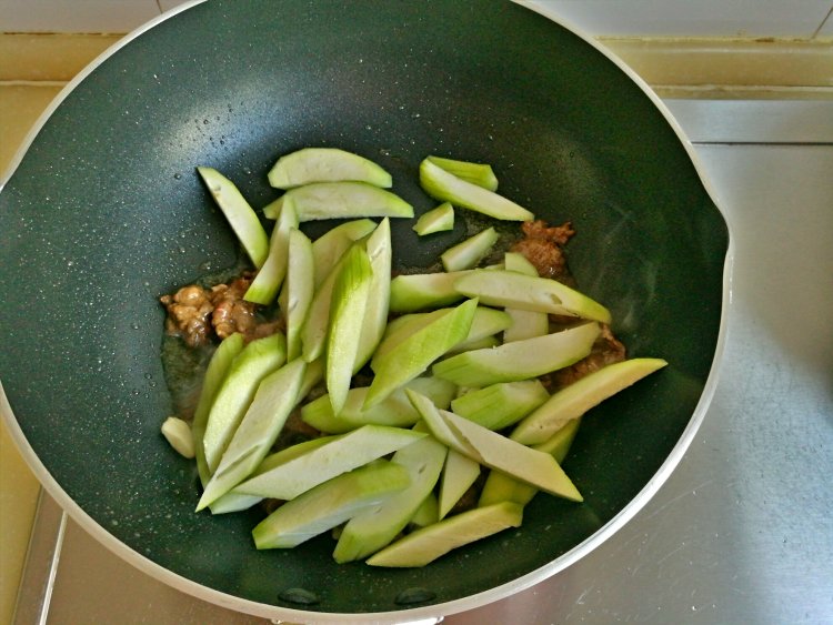 丝瓜玉米粒炒牛肉步骤4
