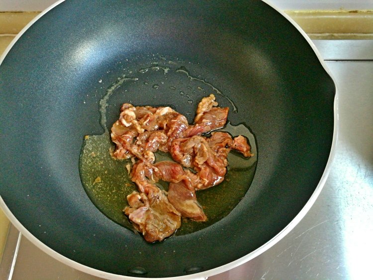 丝瓜玉米粒炒牛肉步骤2