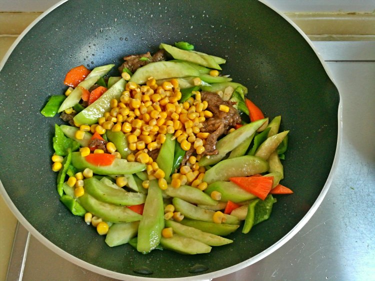 丝瓜玉米粒炒牛肉步骤7