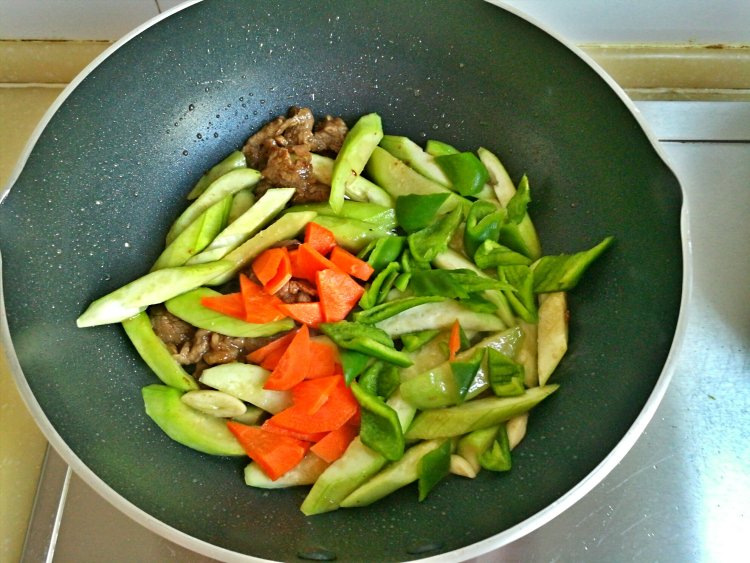 丝瓜玉米粒炒牛肉步骤6