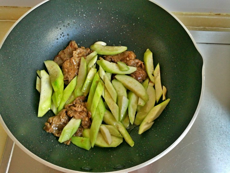 丝瓜玉米粒炒牛肉步骤5