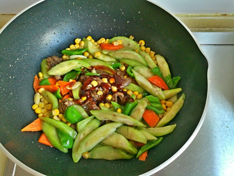 丝瓜玉米粒炒牛肉步骤8
