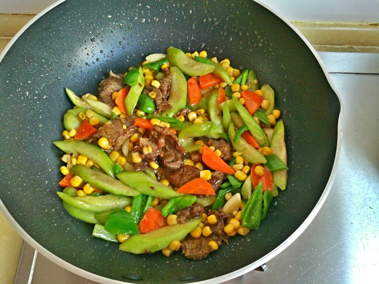 丝瓜玉米粒炒牛肉步骤9