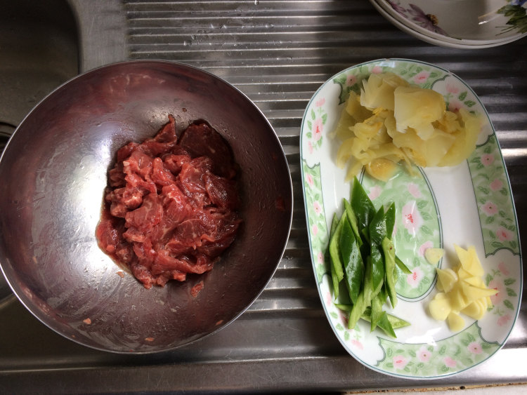青椒咸菜炒牛肉步骤1
