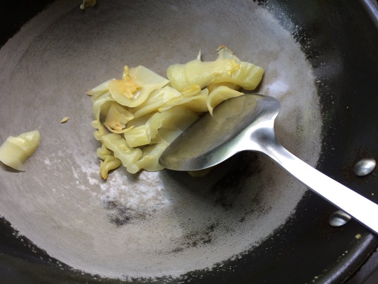 青椒咸菜炒牛肉步骤3